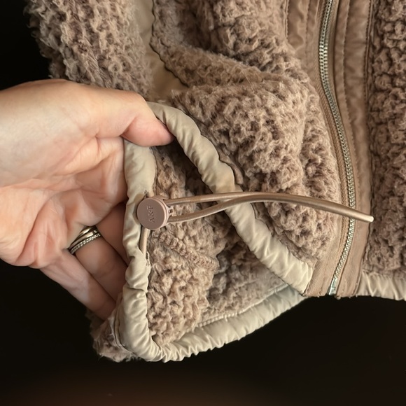 ❤️ABERCROMBIE SHERPA VEST ❤️ - Picture 3 of 6